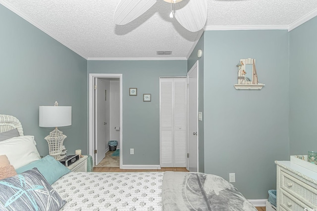 bedroom featuring ceiling fan, crown molding, a textured ceiling, and light hardwood / wood-style floors