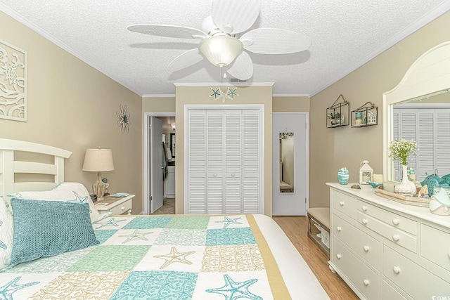 bedroom with ornamental molding, a textured ceiling, light wood-type flooring, and ceiling fan