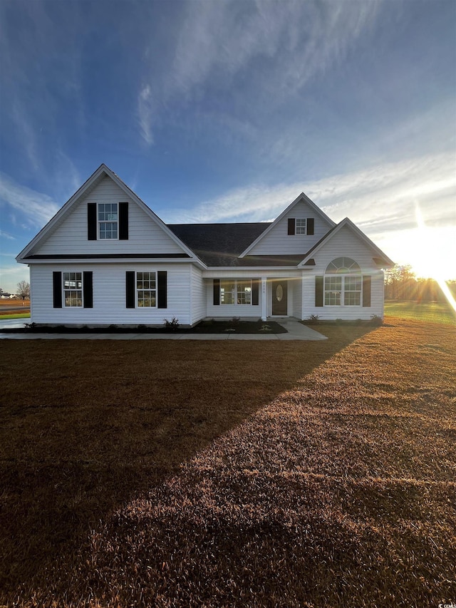 view of front of home featuring a front lawn