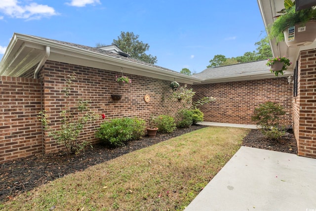 view of yard featuring a patio area