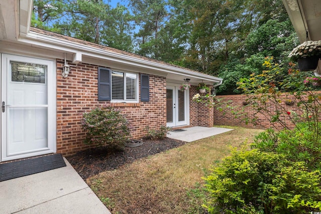 entrance to property with a yard