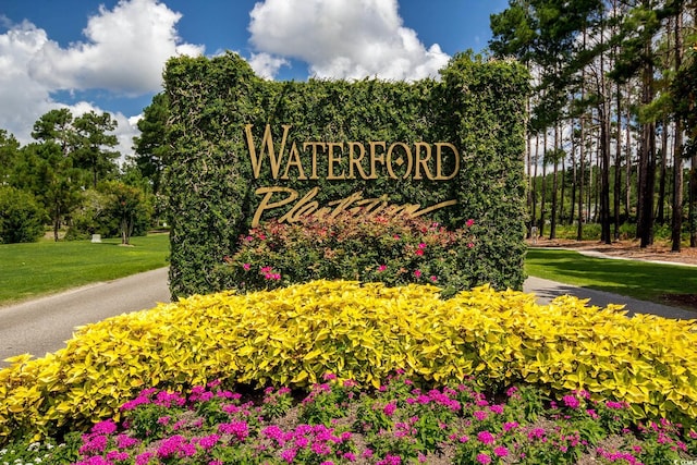 community sign with a lawn