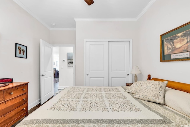 bedroom with ceiling fan, a closet, and ornamental molding