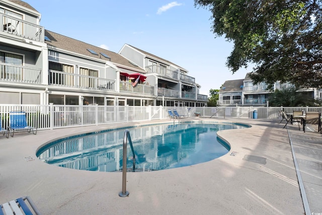 view of swimming pool