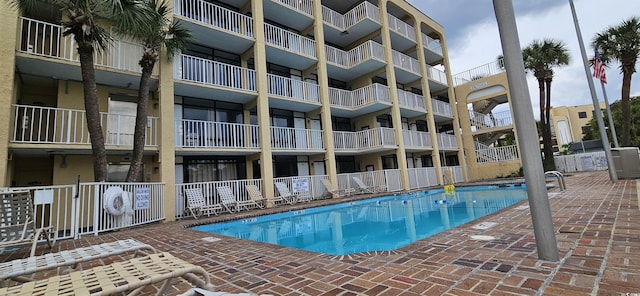 view of swimming pool