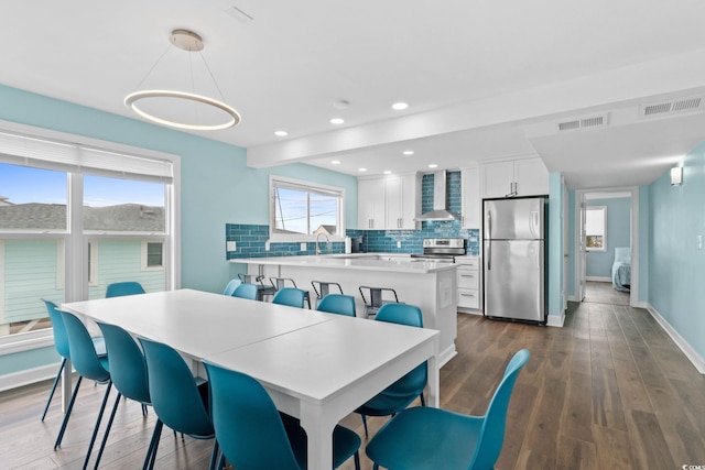 dining room featuring recessed lighting, baseboards, dark wood finished floors, and visible vents