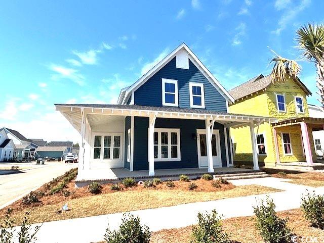 farmhouse featuring a porch