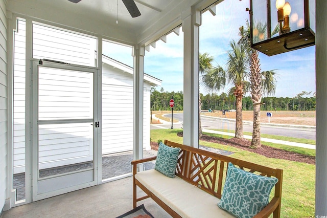 sunroom with ceiling fan