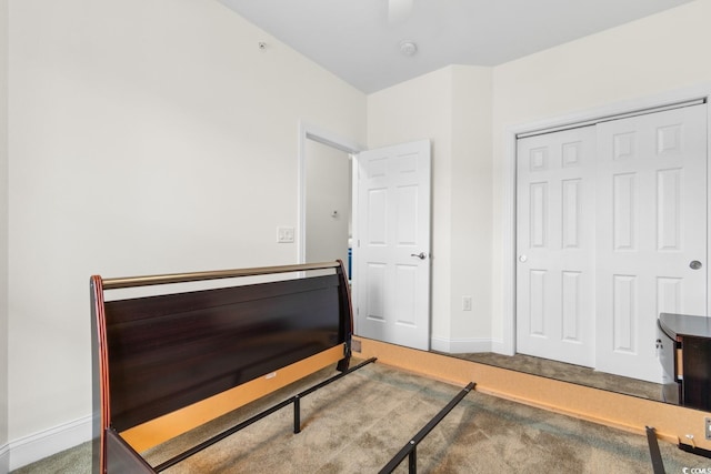 bedroom featuring carpet flooring and a closet