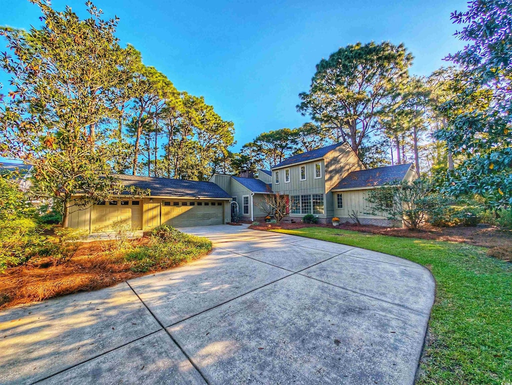 view of front of home featuring a front lawn and a garage