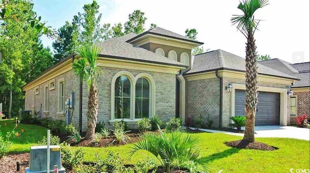 view of front facade featuring a garage and a front yard