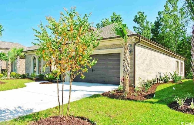 view of front facade featuring a front yard and a garage