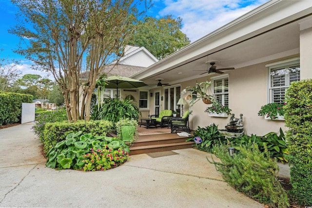 property entrance with ceiling fan