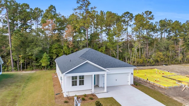 view of front of property featuring a front yard