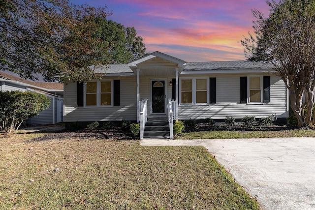 view of front of house featuring a lawn