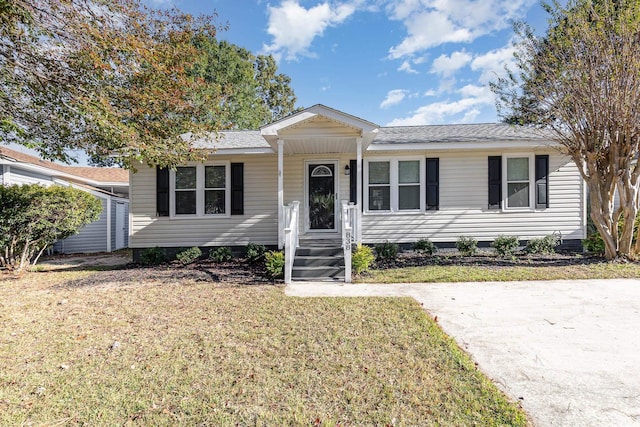 view of front of property featuring a front yard