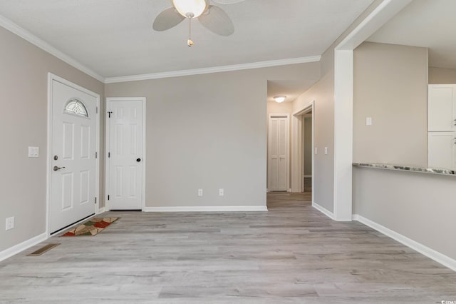 foyer featuring crown molding, light hardwood / wood-style flooring, and ceiling fan