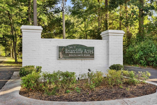 view of community / neighborhood sign