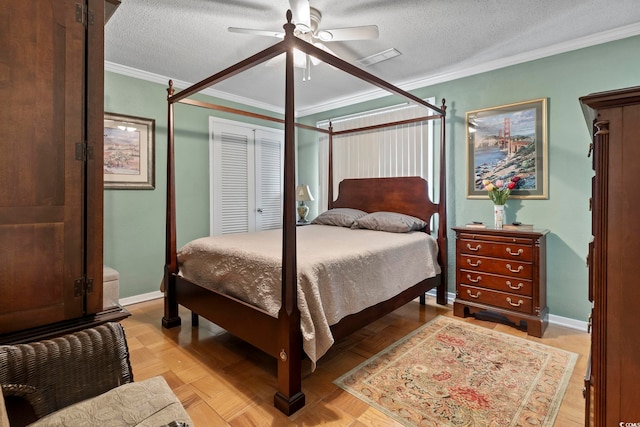 bedroom featuring light parquet floors, ornamental molding, a textured ceiling, and ceiling fan