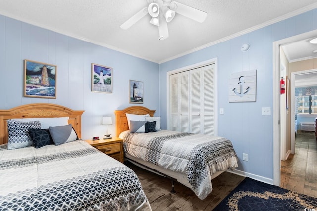 bedroom with hardwood / wood-style floors, ceiling fan, a textured ceiling, ornamental molding, and a closet