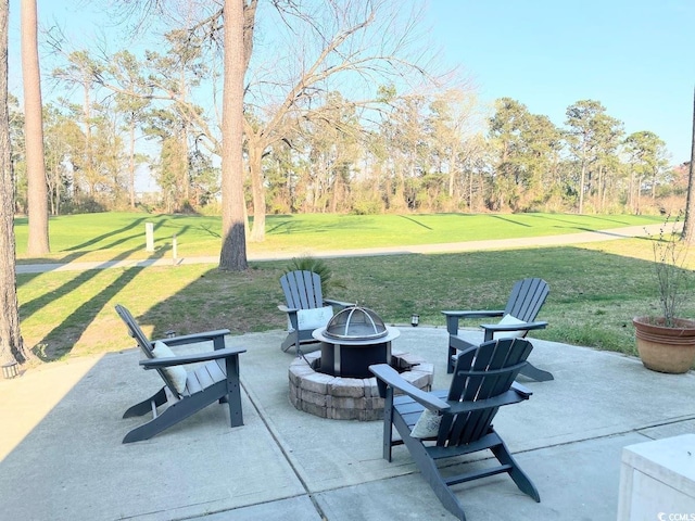 view of patio with an outdoor fire pit