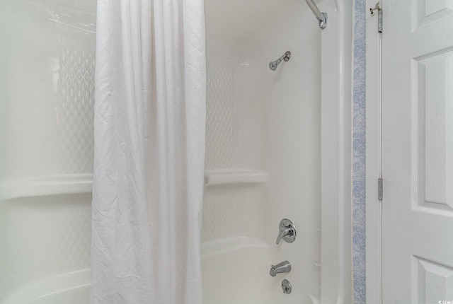 bathroom with shower / tub combo