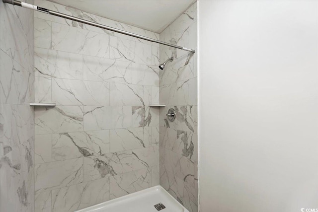 bathroom featuring a tile shower