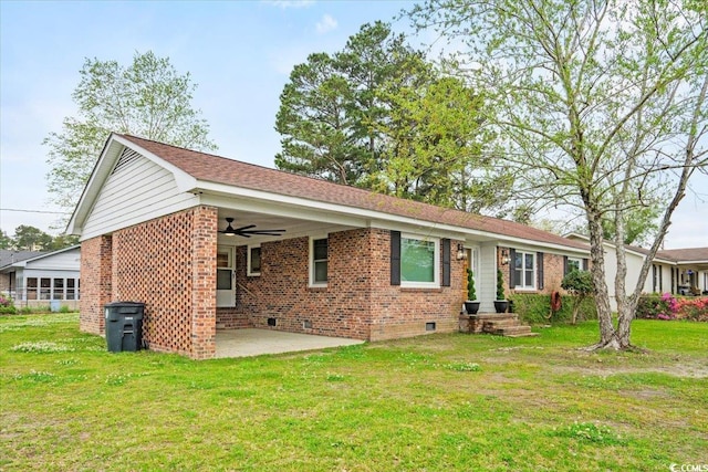 single story home with ceiling fan, a front lawn, and a patio