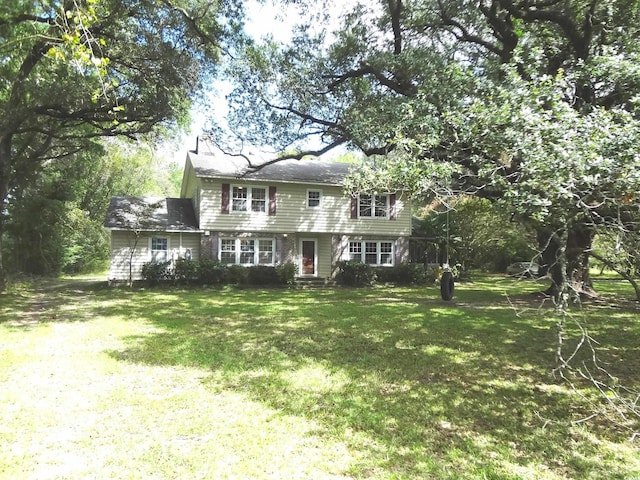 colonial home featuring a front yard