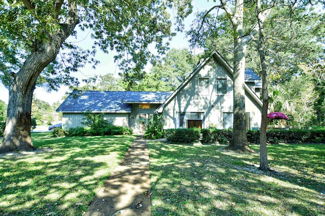 view of front facade featuring a front lawn