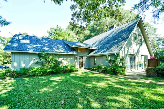 view of front facade with a front yard