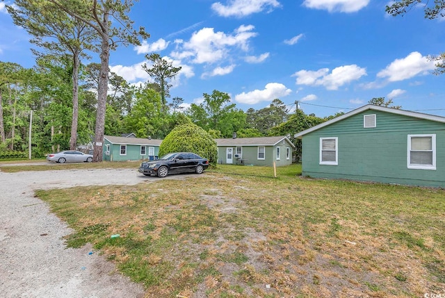 view of front of house featuring a front lawn