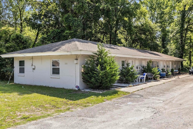 exterior space featuring a front yard