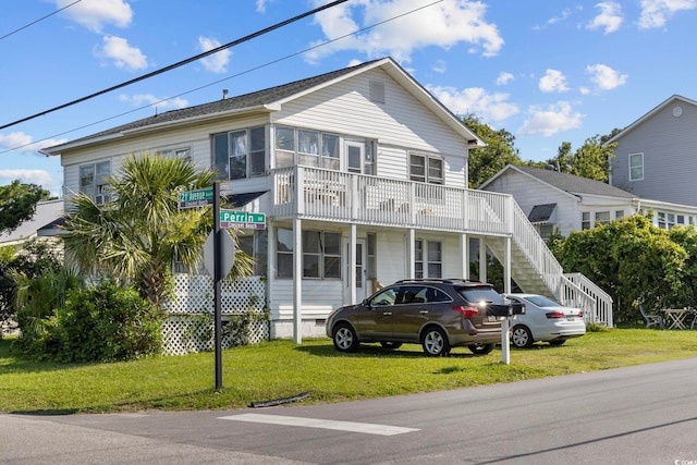 view of front of home featuring a front yard