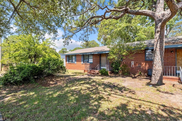 view of front of home featuring a front lawn