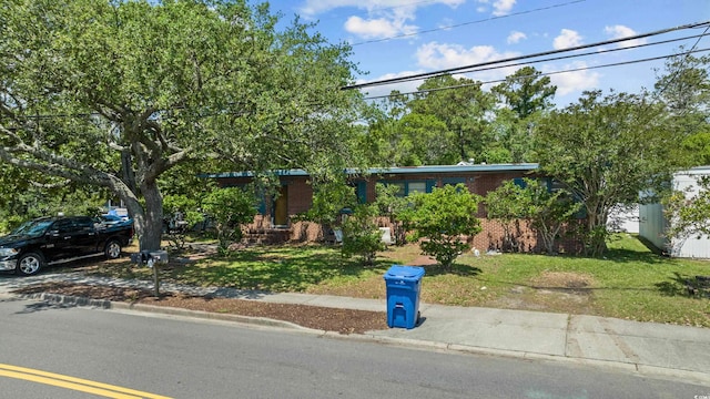 view of front of home featuring a front lawn