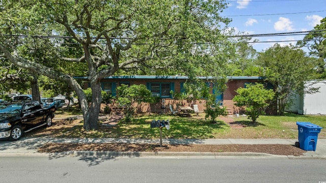 view of front facade with a front lawn