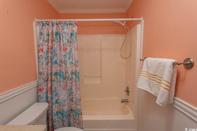 bathroom with shower / bath combo with shower curtain, crown molding, and toilet