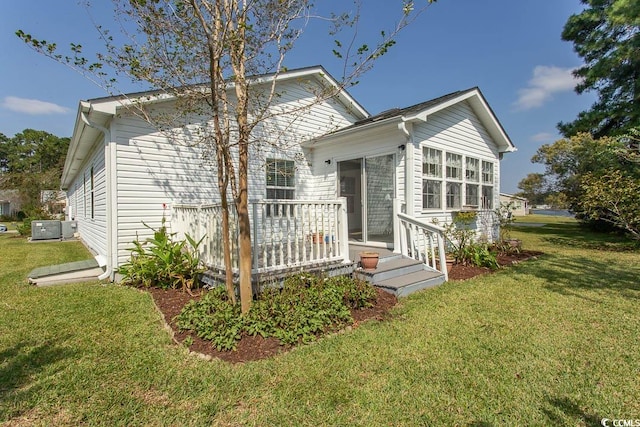 view of front facade featuring a front yard