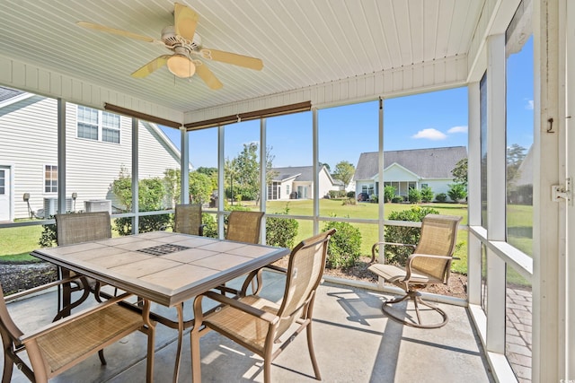 sunroom with ceiling fan