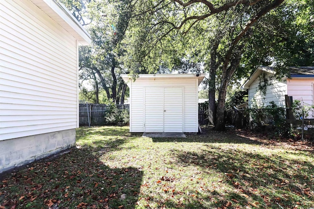 view of yard with a storage unit