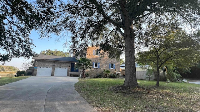 view of front of property featuring a front yard and a garage