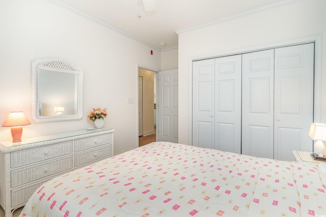 bedroom with crown molding, ceiling fan, and a closet