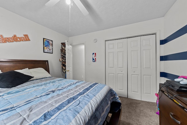 bedroom featuring a textured ceiling, carpet floors, ceiling fan, and a closet