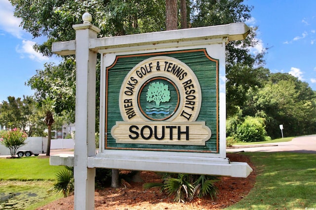 community / neighborhood sign featuring a yard