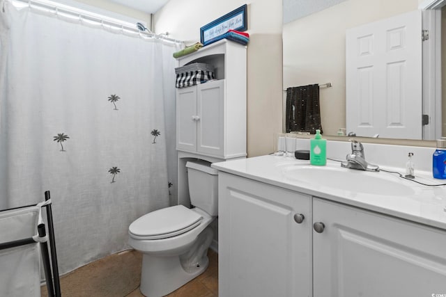 bathroom featuring a shower with shower curtain, vanity, and toilet