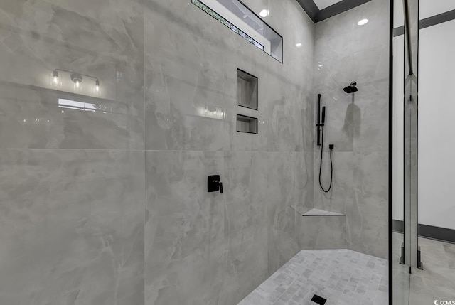 bathroom featuring a tile shower