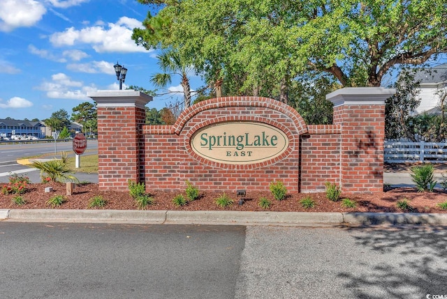 view of community / neighborhood sign