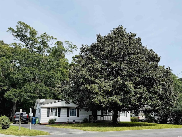 view of front of house with a front yard