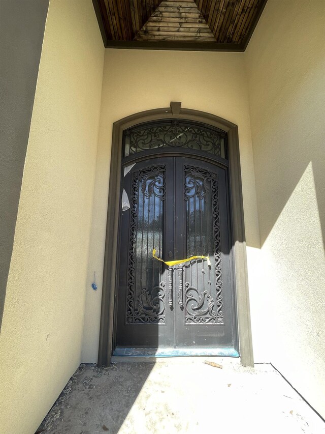 property entrance featuring stucco siding